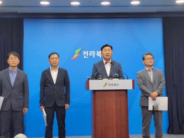 14일 김관영 전북지사가 전북도청 브리핑룸에서 새만금 잼버리 파행과 관련한 기자회견을 하고 있다.2023.8.14./뉴스1