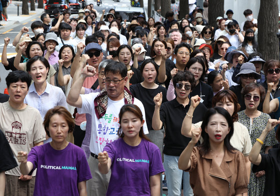 전국장애인부모연대 회원들이 7일 오전 서울 종로구 정부서울청사 앞에서 가진 작가 주호민씨 사건 관련 자폐 혐오 방치 교육부 규탄 기자회견에서 교육 시스템 개혁을 촉구하고 있다. 전국장애인부모연대는 교육부가 학교에서 발생한 문제를 교사-학부모 간의 갈등으로 책임을 전가하고 있다며 교육 현장에 지원 시스템을 갖춰 문제를 해결할 것을 촉구했다. 2023.8.7/뉴스1