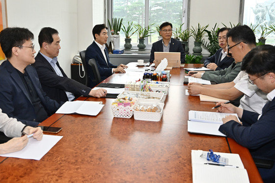 이양수 국민의힘 원내수석부대표가 14일 서울 여의도 국회에서 열린 2023 새만금 세계스카우트잼버리 대회 대책회의에서 정경희 여성가족위원회 간사, 이만희 행정안전위원회 간사, 이용호 문화체육관광위원회 간사 등과 대회 파행 원인 분석 및 대응책 논의를 하고 있다. 사진공동취재단