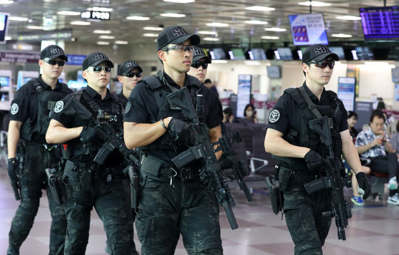 7일 오후 경찰특공대가 공항 내부 순찰을 강화하고 있다. 2023.8.7/뉴스1