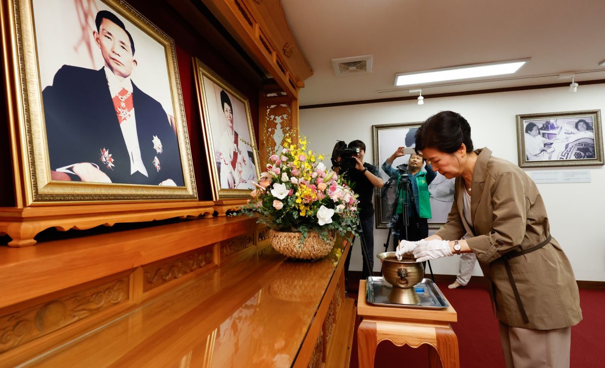 박근혜 전 대통령이 15일 경북 구미시 상모동 박정희 전 대통령 생가를 찾아 추모관에서 분향하고 있다.뉴시스