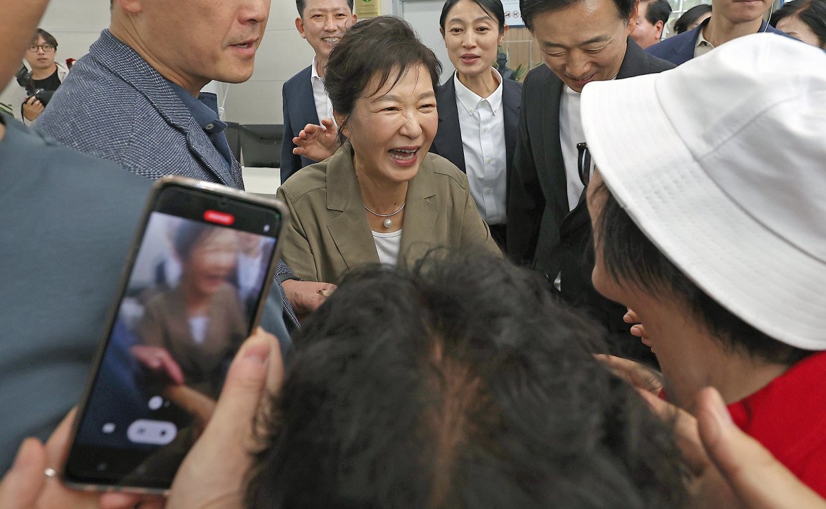 박근혜 전 대통령이 15일  경북 구미시 상모동 박정희 대통령 역사자료관을 찾아 시민들과 인사하고 있다. 뉴시스