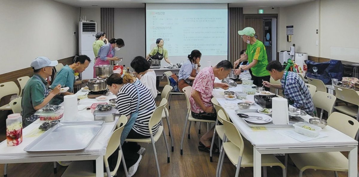 서울 은평구 녹번종합사회복지관에서 ‘어쩌다, 요리’ 활동이 진행되고 있다. 은평구 제공