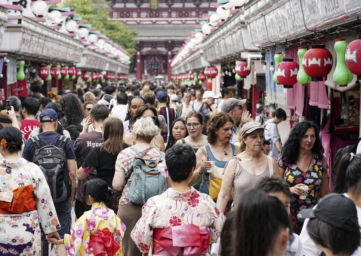 일본 도쿄의 대표 관광지인 아사쿠사 센소지 앞 가게들이 외국인 관광객들로 북적이고 있다. 올 2분기 일본 경제 성장률은 외국인 관광객 소비 증가 등에 힘입어 전기 대비 1.5% 성장했다. AP 교도=뉴시스