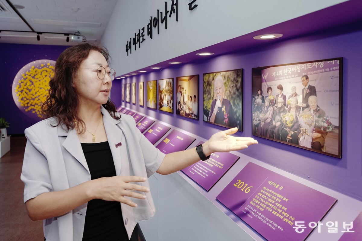 용담 안점순 기억의 방에서 김향미 수원평화나비 공동대표가 할머니의 활동을 설명하고 있다. 수원시 제공