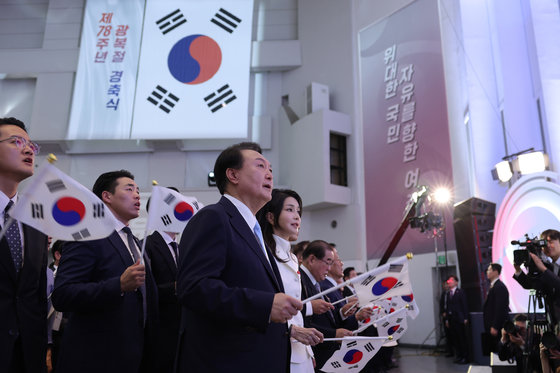 윤석열 대통령과 김건희 여사가 15일 서울 서대문구 이화여대 대강당에서 열린 제78주년 광복절 경축식에서 참석자들과 광복절 노래를 제창하고 있다. 대통령실 제공