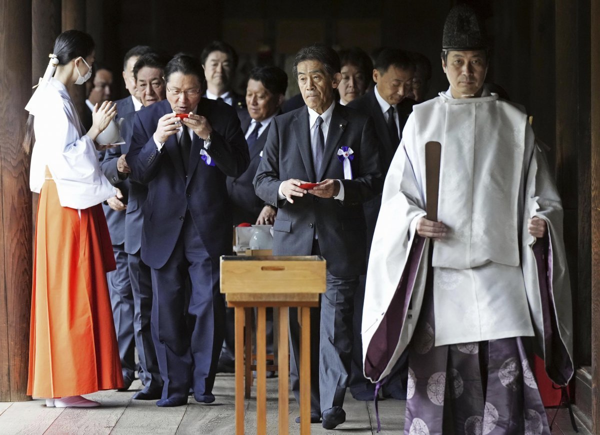 일본 국회의원들이 제2차 세계대전 패전일인 15일 도쿄 야스쿠니신사에서 참배를 마친 뒤 나오고 있다. 기시다 후미오 일본 총리는 야스쿠니신사에 공물료를 냈다고 일본 언론들이 이날 보도했다. AP 교도=뉴시스