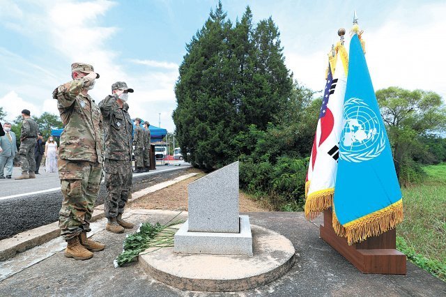 판문점 도끼 만행사건 당시 미군 장교 2명이 희생된 미루나무가 있던 곳에 세워진 표지석.