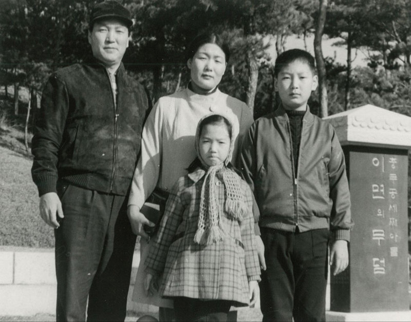윤석열 대통령 어릴 적 찍은 가족사진. 대통령실 제공