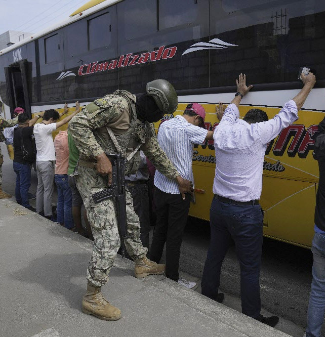 14일(현지 시간) 에콰도르의 도시 두란에서 군인들이 버스 승객들을 내리게 한 뒤 몸을 수색하고 있다. 최근 에콰도르에서는 야권 
대선 후보가 괴한의 총격에 피살된 지 닷새 만에 유력 정치인이 또 총에 맞아 숨지는 등 치안 상황이 최악으로 치닫고 있다. 
두란=AP 뉴시스