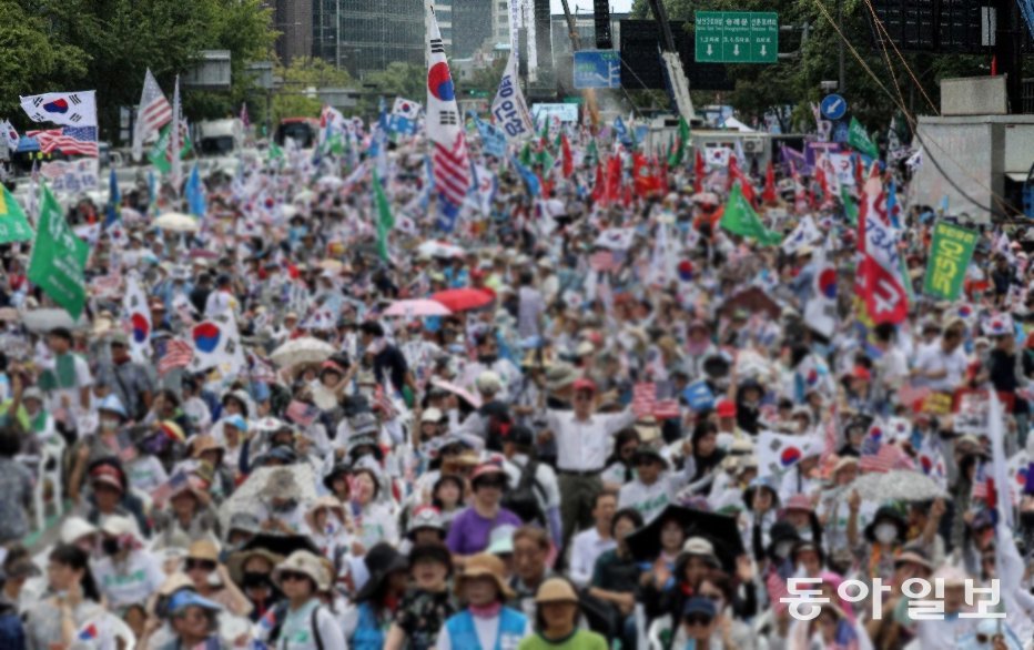 광복절인 15일 오후 서울 종로구 동화면세점 앞에서 보수단체 회원 2만2000명(경찰 추산)이 집회를 열고 있다. 경찰에 따르면 
이날 집회로 인한 최고 소음은 기준치 95dB을 훌쩍 넘긴 107dB이었다. 송은석 기자 silverstone@donga.com