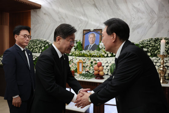 이재명 더불어민주당 대표가 15일 오후 서울 서대문구 신촌세브란스병원 장례식장에 마련된 윤석열 대통령의 부친 고(故) 윤기중 연세대 명예교수 빈소를 찾아 조문한 뒤 윤 대통령과 악수를 나누고 있다. (대통령실 제공)