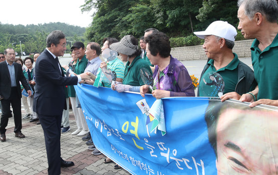 이낙연 더불어민주당 전 대표가 지난달 2일 광주 북구 국립5·18민주묘지에서 지지자들과 인사를 나누고 있다. 2023.7.2. 뉴스1