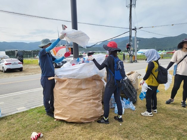 9일 오전 전북 부안군 새만금 세계잼버리 영지에서 전북도민과 기업, 전북도 공무원, 유관기관 관계자 등이 쓰레기 수거 등 대청소를 하고 있다. (전북도 제공)2023.8.9/뉴스1