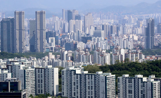 14일 서울 중구 남산 전망대에서 아파트 단지가 보이고 있다… 2023.5.14/뉴스1