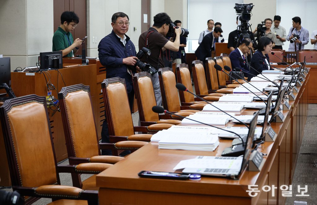 16일 오전 서울 여의도 국회에서 열린 행정안전위원회 전체회의에 국민의힘 의원들이 불참해 자리가 비어 있다. 박형기 기자 oneshot@donga.com