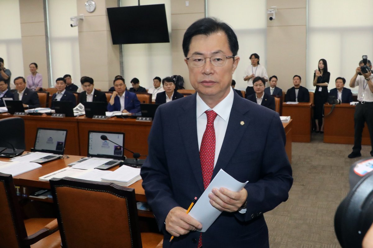 이만희 여당 행안위 간사가 16일 오전 서울 여의도 국회에서 열린 행정안전위원회 전체회의에서 의사진행발언을 마치고 퇴장하고 있다.  2023.8.16 (서울=뉴스1)