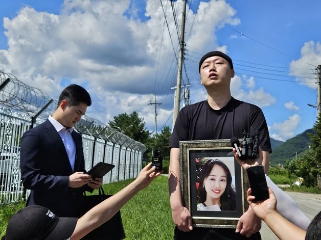 재판이 끝난 뒤 피해자의 사진을 들고 입장을 밝히는 남동생. 2023. 8. 16