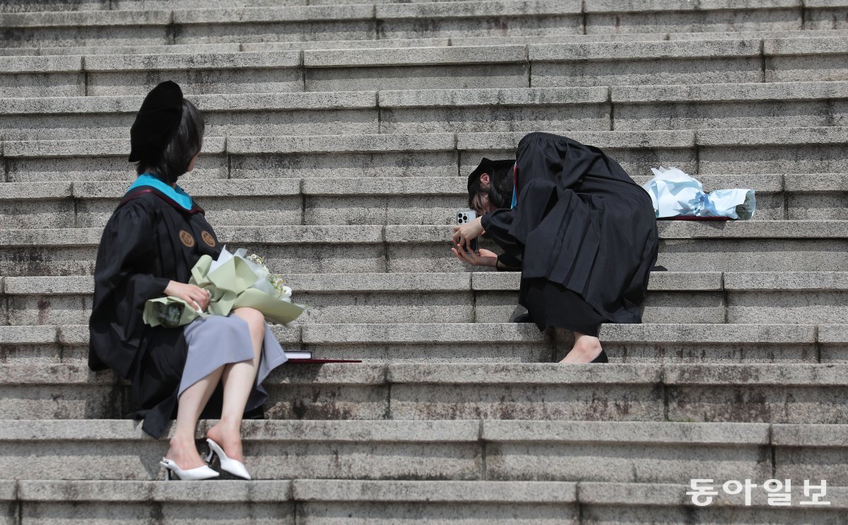 16일 오후 후기 학위수여식이 열린 서울 경희대학교에서 졸업생들이 기념 촬영을 하고 있다. 송은석기자 silverstone@donga.com