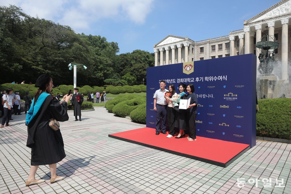 16일 오후 후기 학위수여식이 열린 서울 경희대학교에서 졸업생들이 기념 촬영을 하고 있다.  송은석기자 silverstone@donga.com