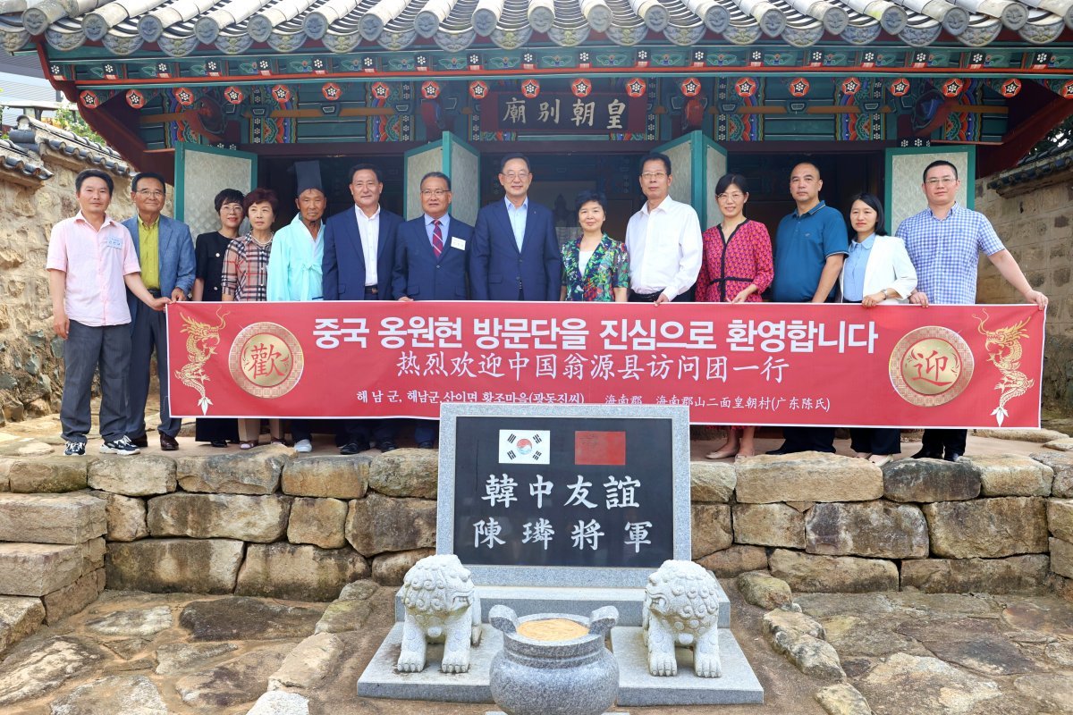 12일 황조마을 내  황조별묘를 찾은 중국 옹원현 방문단. 황조별묘는 중국대사 등 유력 인사와 중국 유학생이 자주 찾는 한중 우호협력의 상징으로 자리 매김했다. 해남군 제공