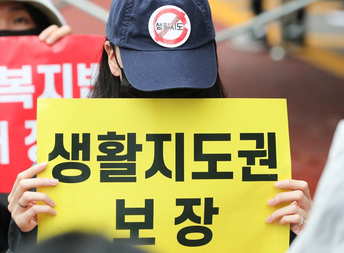 지난 12일 서울 종로구 보신각 앞에서 서이초 교사 추모식 및 교사생존권을 위한 집회에서 한 참가자가 생활지도권 보장을 촉구하고 있다. 뉴스1