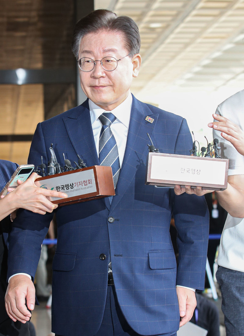 이재명 더불어민주당 대표가 17일 오전 서울 서초구 서울중앙지검에서 백현동 특혜 의혹 관련해 출석하고 있다. 2023.08.17.