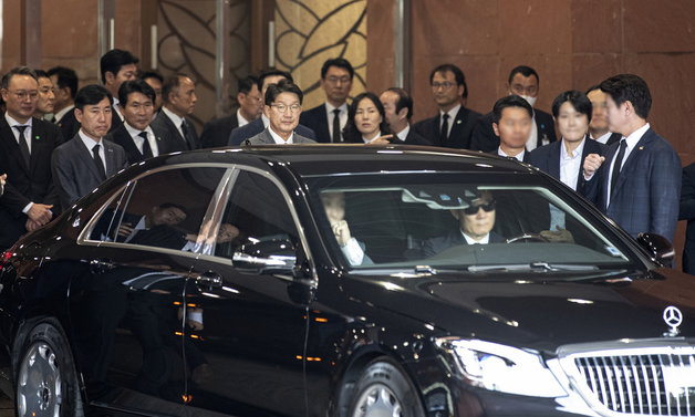 권성동, 하태경 국민의힘 의원이 17일 오전 서울 서대문구 세브란스병원 장례식장에서 열린 윤석열 대통령의 부친 윤기중 연세대 명예교수의 발인식에 참석하고 있다. 2023.8.17 뉴스1