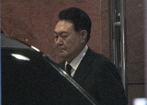 윤석열 대통령이 17일 오전 서울 서대문구 세브란스병원 장례식장에서 열린 부친 윤기중 연세대 명예교수의 발인식을 마치고 운구차량으로 향하고 있다. 2023.8.17 뉴스1