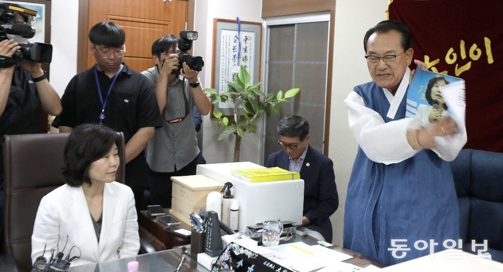 ‘노인 폄하 발언’ 논란을 빚었던 더불어민주당 김은경 혁신위원장이 3일 서울 용산구 대한노인회 중앙회를 찾아 사과했다. 김호일 대한노인회장은 김 위원장의 사진을 손으로 때리며 “정신 차려”라고 분노를 표현했다. 동아일보 DB