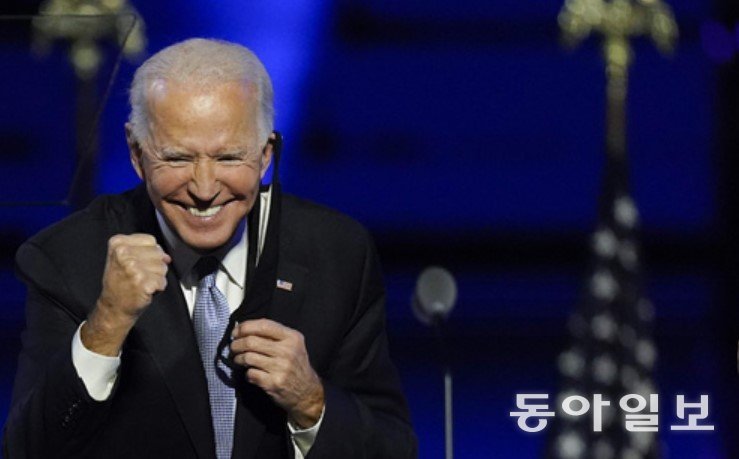 조 바이든 미국 대통령이 대선 승리가 확정된 2020년 11월 자택이 있는 델라웨어주 윌밍턴 행사장에서 승리 연설을 하던 중 오른손 주먹을 불끈 쥐며 지지자들과 기쁨을 나누고 있다. 윌밍턴=AP 뉴시스