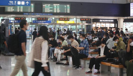 부산 동구 부산역을 찾은 귀성객들이 열차 탑승 전 배합실에서 대기하고 있다. /뉴스1