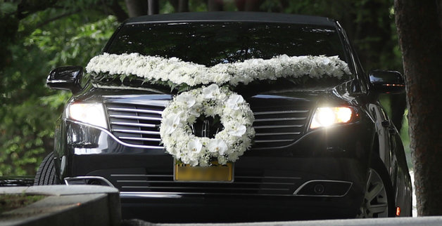 윤석열 대통령 부친 윤기중 연세대 명예교수 운구 차량이 17일 고인이 재직했던 서울 서대문구 연세대 대우관을 지나고 있다. 2023.8.17/뉴스1