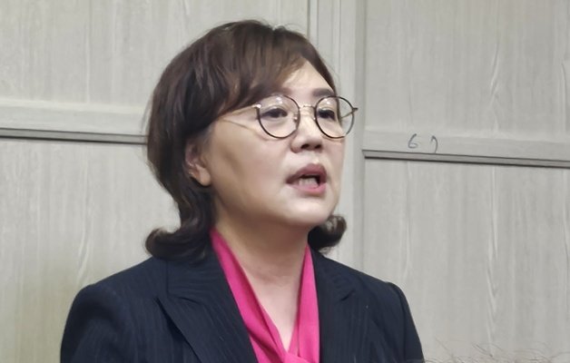 양금희 국민의힘 대구시당위원장과 교사 160여명은 오는 18일 대구시당 5층 대강당에서 간담회를 진행한다. 사진은 지난 11일 양 위원장이 교권 추락과 관련된 취재진 질문에 답변하는 모습. 2023.8.11/뉴스1