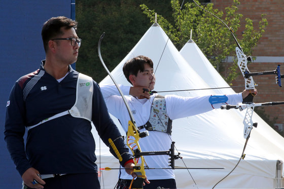 한국 양궁 대표팀의 이우석(오른쪽)과 김우진. 뉴스1