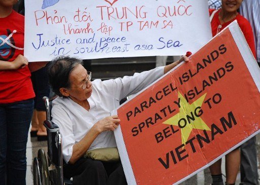 지난 1일 베트남 하노이에서 시위대가 파라셀제도와 스프래틀리군도는 베트남의 영해라는 내용의 플래카드를 들고 반중국 시위를 벌이고 있다. ⓒ AFP=News1