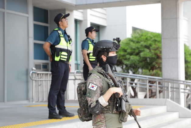 울산경찰청은 테러 예고에 대비해 17일 경찰 기동대와 군병력을 배치해 시청 앞에서 군·경 합동 수색 및 경계근무를 서고 있다. 지난 16일 울산시청을 비롯한 전국 관공서에 ‘폭발물을 설치해17일 오후 3시 34분에 폭파 예정’이라는 신고가 접수됐다.2023.8.17/뉴스1 ⓒ News1