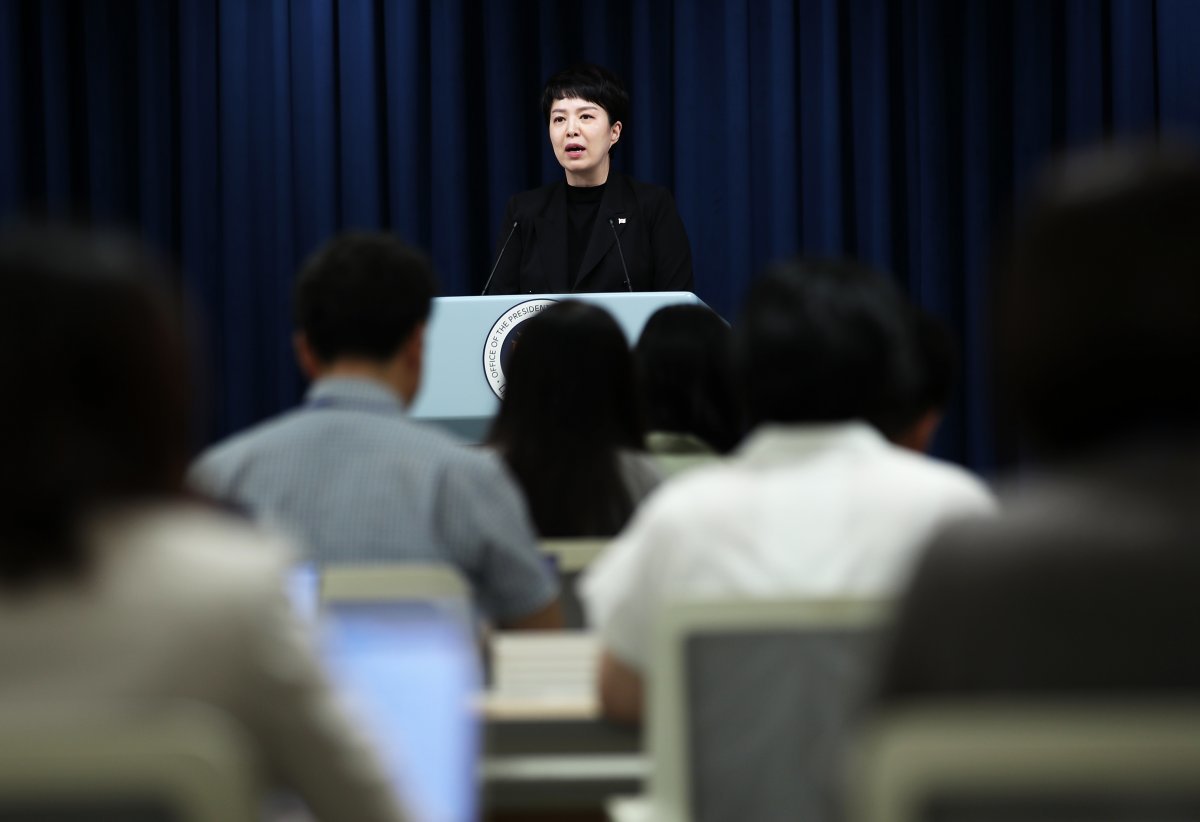 17일 오후 서울 용산 대통령실에서 김은혜 대통령홍보수석비서관이 한미일 정상회의 관련 브리핑을 하고 있다. 뉴스1