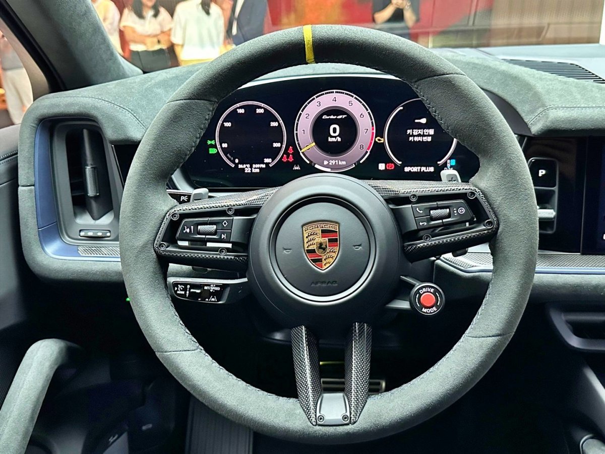 포르쉐 신형 카이엔 터보 GT 스티어링 휠 / 출처=IT동아