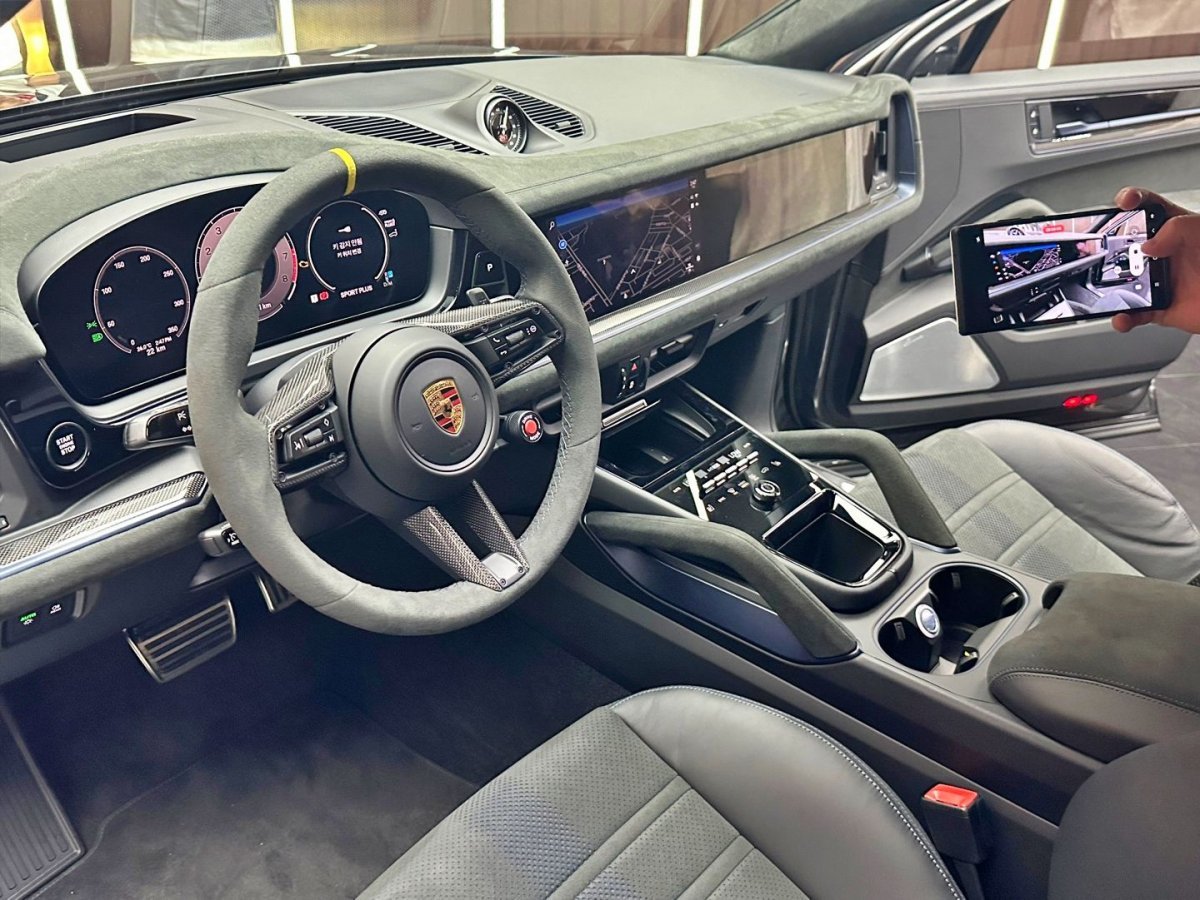 포르쉐 신형 카이엔 터보 GT 실내 / 출처=IT동아