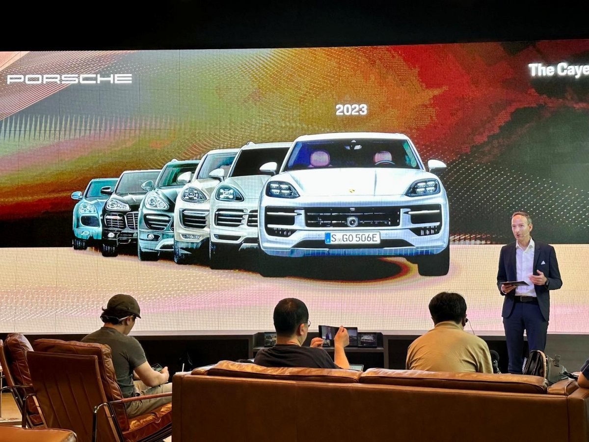 신형 카이엔을 소개하는 홀가 게어만 포르쉐코리아 대표 / 출처=IT동아