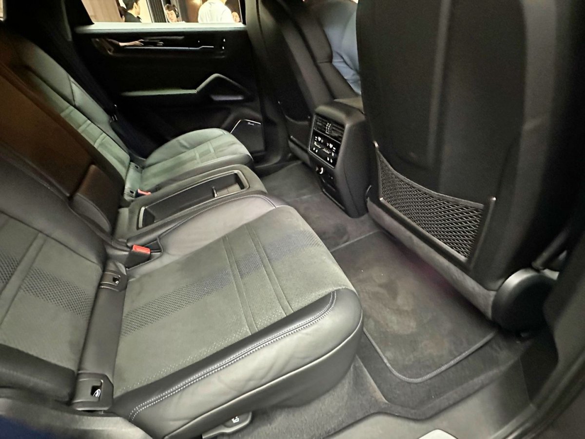 포르쉐 신형 카이엔 터보 GT 2열 / 출처=IT동아