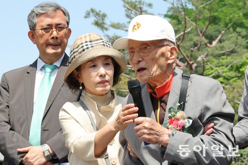 탈북국군포로 김성태 씨(오른쪽)가 북한을 상대로 한 소송에서 승소한 뒤 소감을 밝히고 있다. 가운데는 박선영 물망초 이사장.