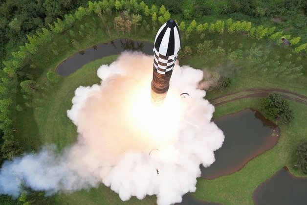 북한이 지난달 시험발사한 신형 대륙간탄도미사일(ICBM)인 ‘화성-18형’의 발사 장면. 평양 노동신문