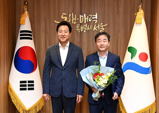 박노황 TBS 신임 이사장(사진 오른쪽) 임명장 수여식. (서울시 제공)