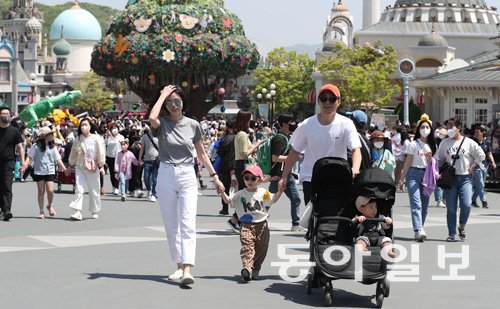 자녀가 2명인 4인 가족이 놀이공원 안을 걷고 있다. 동아일보DB