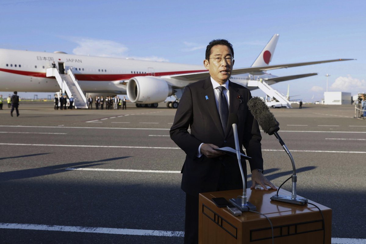 기시다 후미오 일본 총리가 지난 17일 하네다 국제공항에서 한미일 정상회담에 참석하기 위해 미국으로 출발하기 전 성명을 발표하고 있다. AP 뉴시스