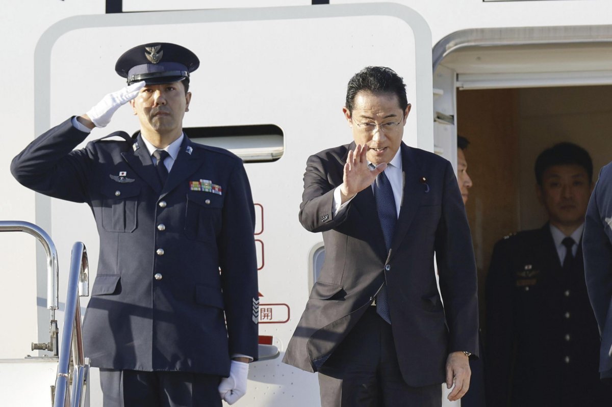기시다 후미오 일본 총리가 지난 17일 하네다 국제공항에서 한미일 정상회담에 참석하기 위해 비행기에 탑승하기 전 손을 흔들며 인사하고 있다. AP 뉴시스
