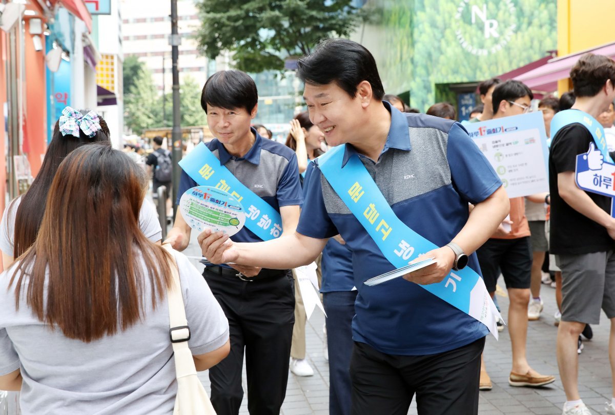 정용기 한국지역난방공사 사장이 서울 명동 거리에서 시민들에게 에너지 절약 요령이 담긴 부채를 나눠주고 있다. 한국지역난방공사 제공