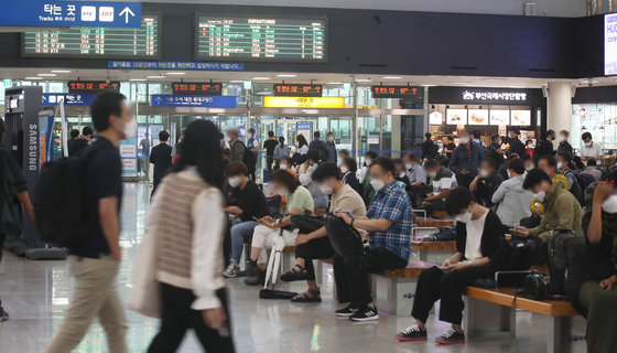 부산 동구 부산역을 찾은 귀성객들이 열차 탑승 전 배합실에서 대기하고 있다. 2021.9.17/뉴스1